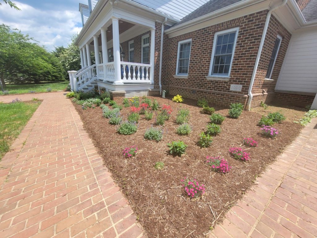 2022-04-01_LG_Garden Work_003009903_03